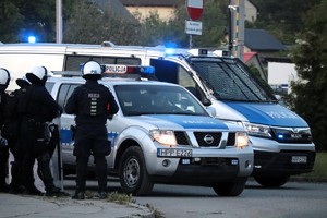 Na zdjęciu oznakowane radiowozy policyjne oraz policjanci z oddziałów prewencji