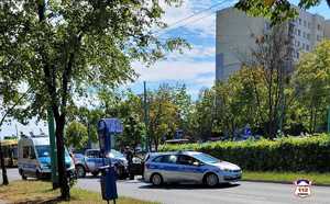 Na zdjęciu radiowozy oraz samochód osobowy. Pojazdy stoją na jezdni