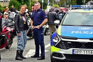 Na zdjęciu policjant oraz motocyklistka