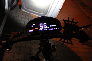 kolorowe zdjęcie wskazania licznika z hulajnogi elektrycznej. Wartość wskazania 56 km/h