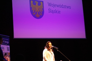 kolorowe zdjęcie Iwony Dańczury – Dyrektor Miejskiego Centrum Oświaty w Tychach podczas przemówienia