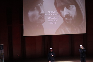 kolorowe zdjęcie występujących artystów na scenie