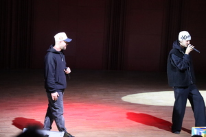 kolorowe zdjęcie występujących artystów na scenie