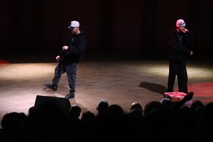 kolorowe zdjęcie występujących artystów na scenie