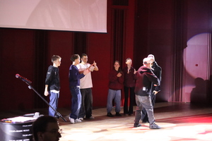 kolorowe zdjęcie występujących artystów na scenie wraz z zaproszoną na scenę grupą młodzieży