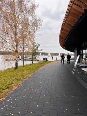 Umundurowani policjanci patrolujący wybrzeże jeziora Paprocany w Tychach.