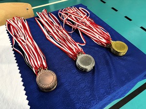 kolorowe zdjęcie przedstawiające medale dla uczestników konkursu