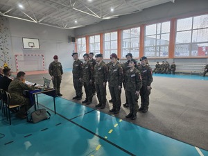 kolorowe zdjęcie umundurowanej drużyny/uczestników konkursu z dowódcą na czele.