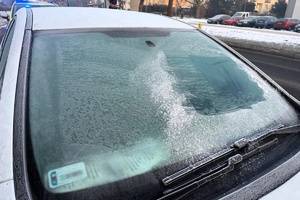 Kolorowe zdjęcie samochodu, którego szyby są oszronione.