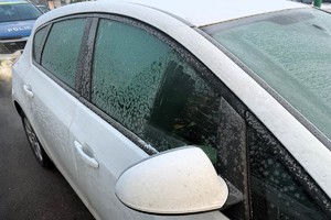 Kolorowe zdjęcie samochodu, którego szyby są oszronione.