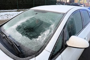 Kolorowe zdjęcie samochodu, którego szyby są oszronione.