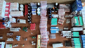 Kolorowe zdjęcie opakowań ze środkami farmaceutycznymi opisanych cyrylicą.