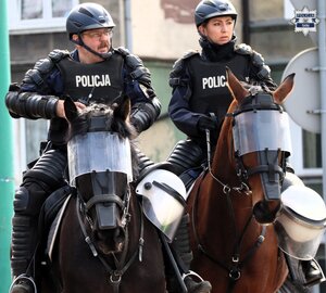 Kolorowe zdjęcie policjantów na koniach.