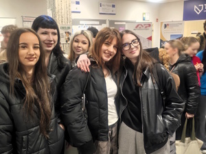 Grupa kilku uśmiechających się dziewczyn.