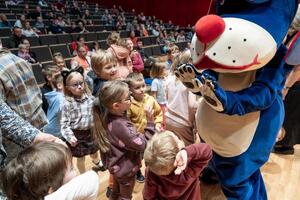 Maskotka Sznupka w otoczeniu dzieci.