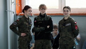 Uczennice w umundurowaniu wojskowym.