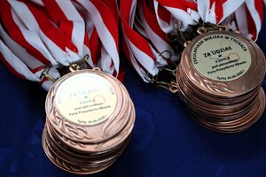 Medale leżące na stole.