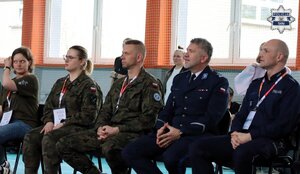 Goście honorowi siedzący na krzesłach w tym Komendant Komendy Miejskiej Policji w Tychach mł. insp. Tomasz Zawadzki.
