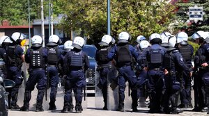 Policjanci Oddziałów Prewencji zabezpieczają teren w pobliżu Stadionu Miejskiego przed meczem piłki nożnej.