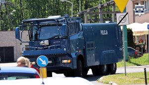 Specjalistyczny pojazd Policji (miotacz wody) przemieszcza się ulicami miasta.
