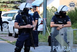 Umundurowani policjanci Oddziałów Prewencji Policji zabezpieczają teren przy Stadionie Miejskim w Tychach.