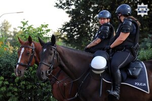 Umundurowane policjantki na koniach służbowych.