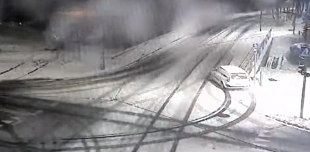 Nietrzeźwy kierujący bez uprawnień uderzył w latarnię - sprawa trafi do sądu