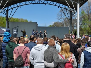 na scenie stoi youtuber Remigiusz Wierzgoń, przed sceną stoi zebrany tłum uczestników festynu motoryzacjynego