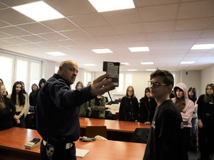 policjant prowadzi spotkanie profilaktyczne z młodzieżą