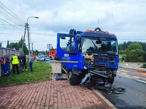 na zdjęciu widać miejsce wypadku drogowego, uszkodzony pojazd i pracujące służby