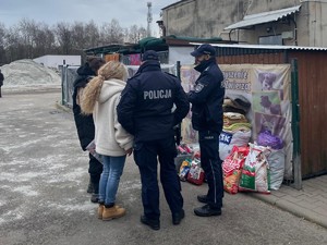 policjanci rozmawiają z pracownikami schroniska