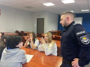 policjant prowadzi prelekcję z praktykantami