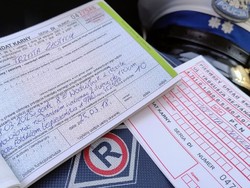 na zdjęciu widać wypisany za popełnione wykroczenie drogowe mandat karny