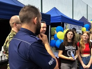 zdjęcie przedstawia policjantów podczas Targów edukacyjnych