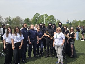 do wspólnego zdjęcia pozują policjanci i uczniowie klasy policyjnej