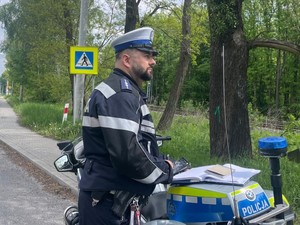 na zdjęciu widać policjanta wydziału ruchu drogowego