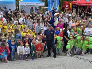 przedszkolaki pozują do zdjęcia z komendantem