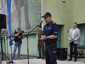 komendant przemawia do mikrofonu
