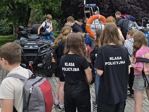 kadetki klasy policyjnej stoją tyłem do zdjęcia, mają założone koszulki z napisem klasa policyjna
