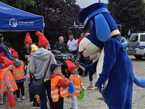 policyjna maskotka stoi obok dzieci