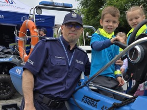 do wspólnego zdjęcia pozuje z dziećmi komendant