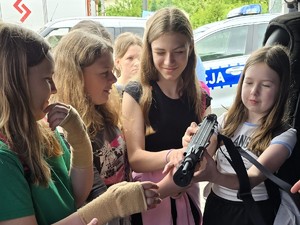 uczniowie podczas festynu oglądają broń