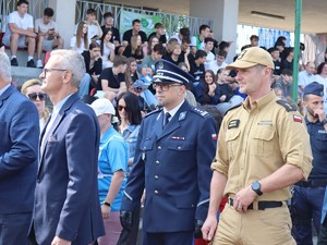 na zdjęciu przedstawiciele służb, w tym komendant Policji
