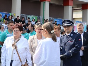 na zdjęciu stoi komendant Policji obok innych oficjalnych gości podczas Powiatowej Olimpiady dla osób z niepełnosprawnościami