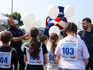 podczas Powiatowej Olimpiady dla osób z niepełnosprawnościami policjanci pozują do zdjęcia z uczestnikami