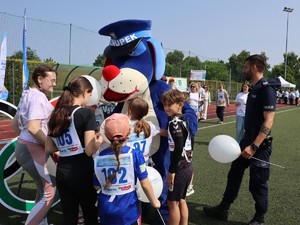 podczas Powiatowej Olimpiady dla osób z niepełnosprawnościami policjanci pozują do zdjęcia z uczestnikami
