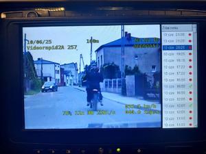zdjęcie przedstawia videorejestrator, który nagrał ucieczkę motocyklisty