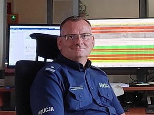 na zdjęciu widać policjanta siedzącego na stanowisku dowodzenia
