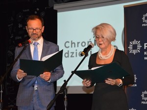 zdjęcie przedstawia prowadzących konferencję pod nazwą &quot;Konferencja ChrońMY Dzieci 2.0&quot;