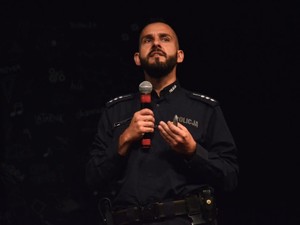 zdjęcie przedstawia wygłaszającego wykład policjanta podczas konferencji
